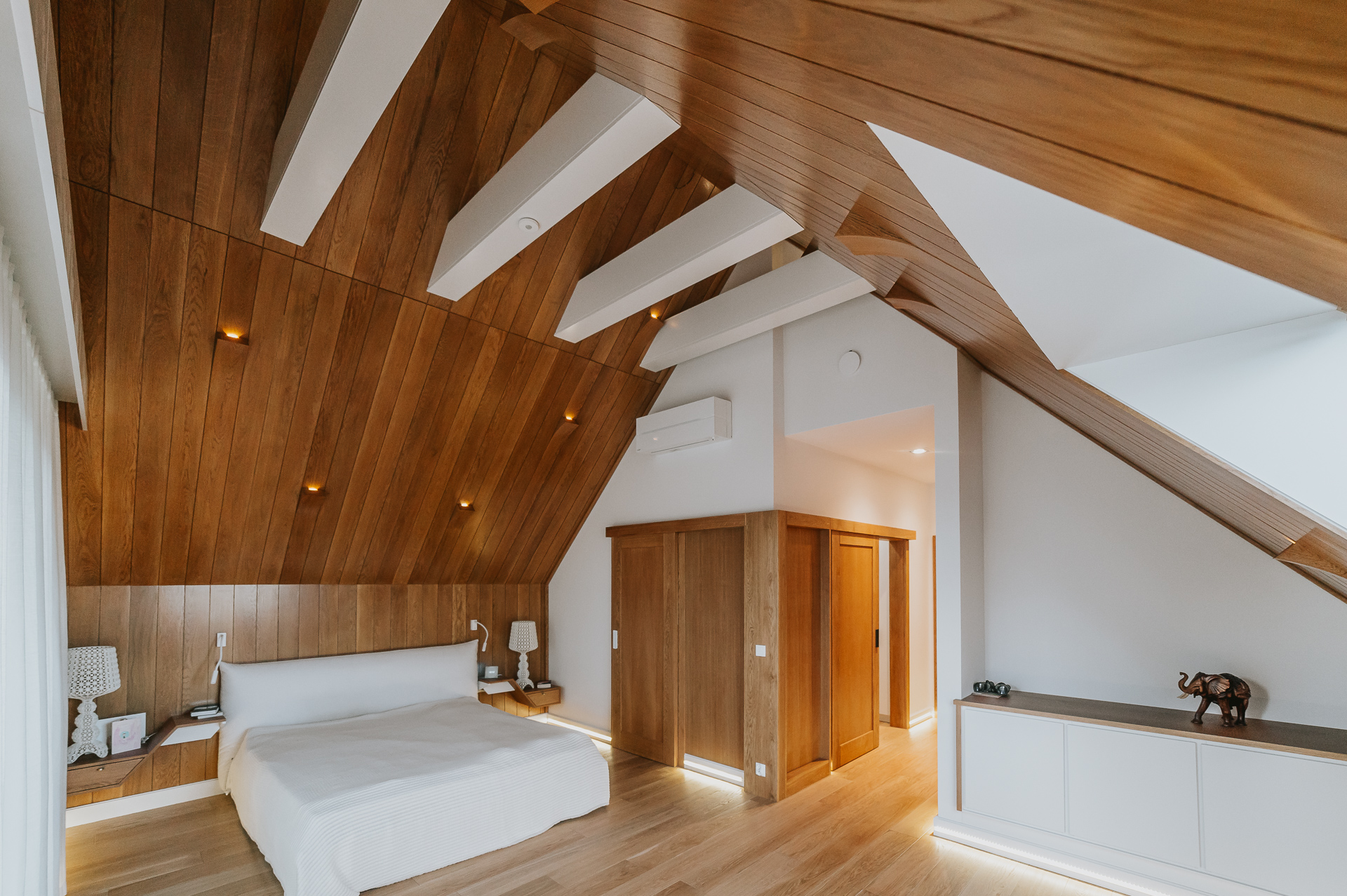 Sypialnia z drewnianą boazerią